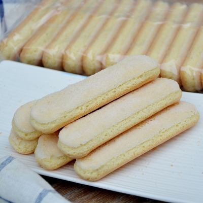 手指饼干的蛋糕