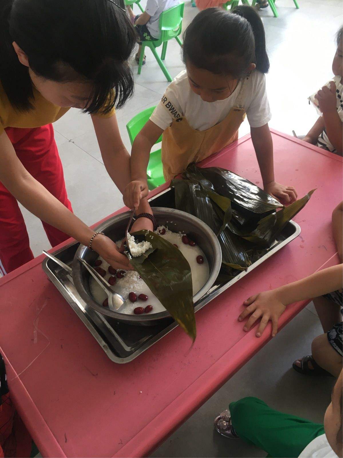 包粽子过端午民俗